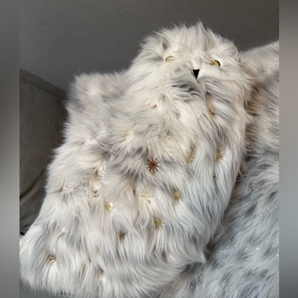 LIKE NEW POTTERY BARN HARRY POTTER HEDWIG SPARKLE FAUX FUR BEADED PILLOW - Picture 4 of 4